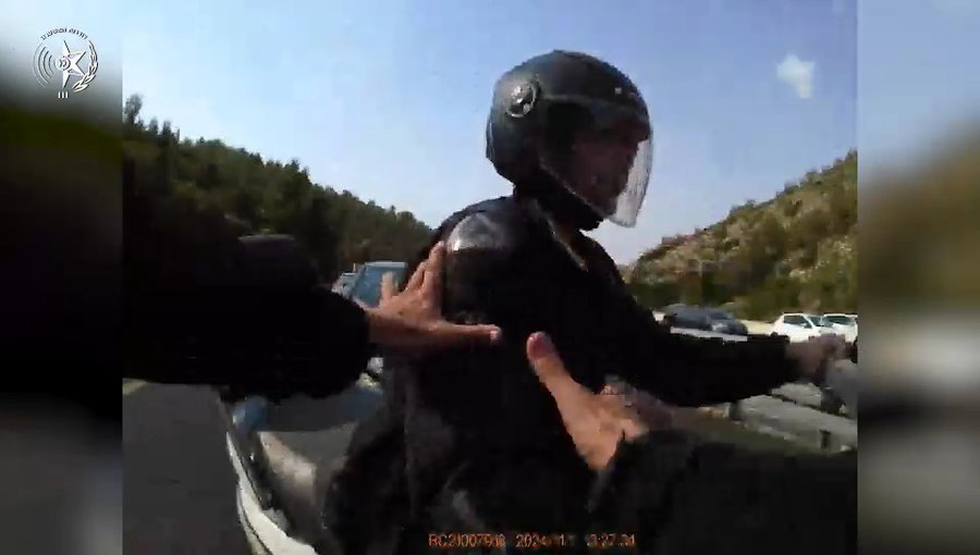 צפו ברגע מעצרו של רוכב האופנוע בשער הגיא - כביש 1