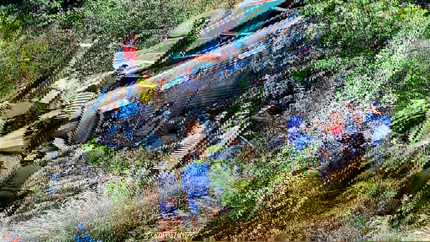 הודו: אוטובוס עמוס נוסעים צלל לתהום - 36 בני אדם מתו  