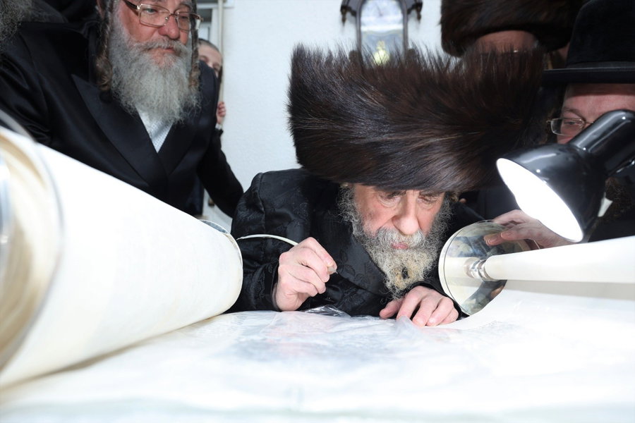 האדמו"ר מראחמיסטריווקא שליט"א כותב אות בספר התורה