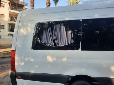 רכבם של חסידי מאקאווא שהוזק 