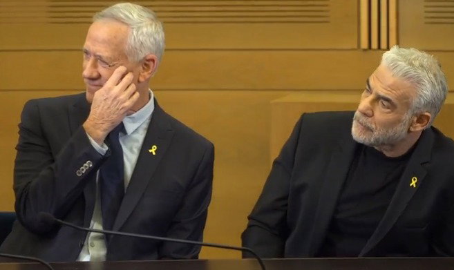 לפיד וגנץ, נחלשים בסקרים לטובת יאיר גולן