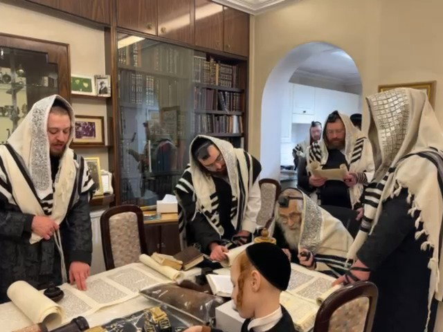 בתקופת מחלתו בשמיעת קריאת המגילה ביום הפורים ע"י העסקן שלומי גליק 