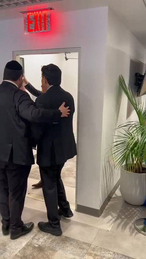 בקביעת המזוזה | צפו