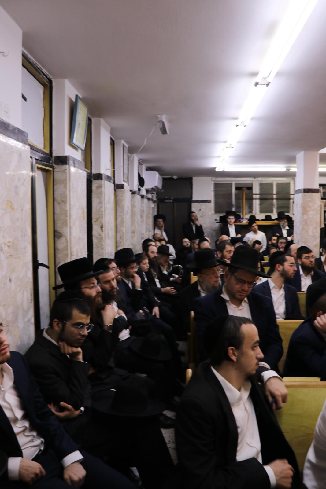 הגאון רבי אשר וייס בשיחה בביהמ"ד פרשבורג בבני ברק