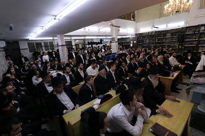 הגאון רבי אשר וייס בשיחה בביהמ"ד פרשבורג בבני ברק