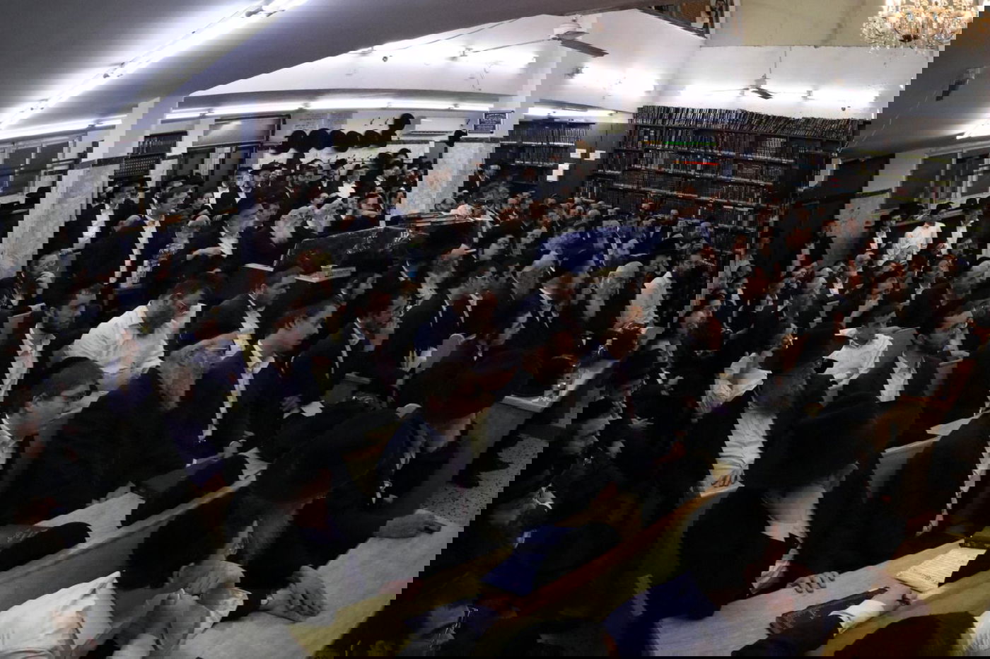 הגאון רבי אשר וייס בשיחה בביהמ"ד פרשבורג בבני ברק