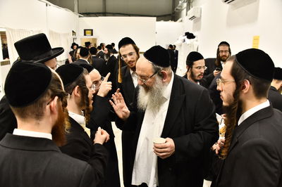 הרה"ג מרדכי גנוט מוקף בתלמידים