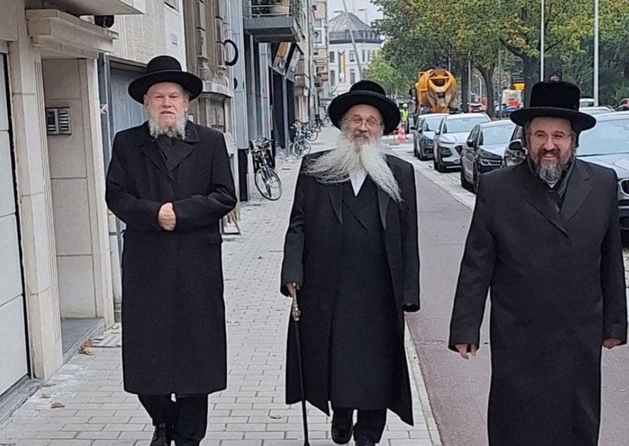 חברי הבית דין באנטווערפן צועדים יחדיו ברחובה של עיר