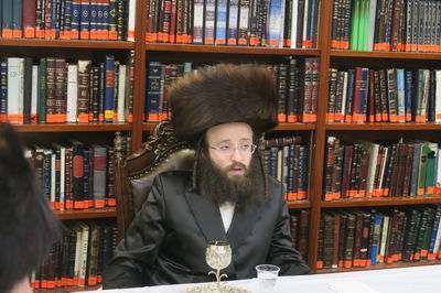 האדמו"ר מקאסוב בטיש הילולת זקינו בעל ה'מקור ברוך' 