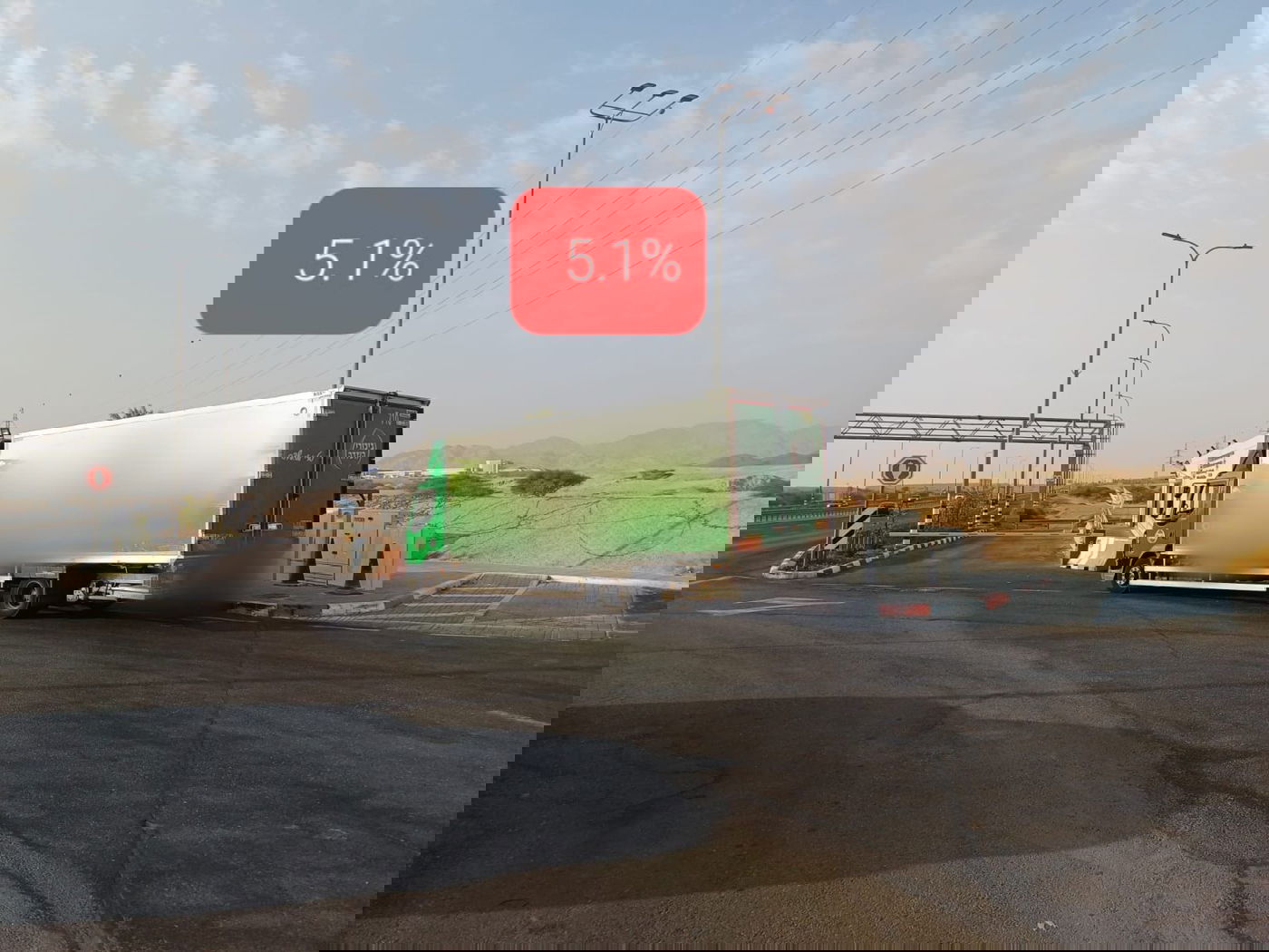 השוטר כרז לנהג משאית - שהיה עסוק בטלפון בנהיגה ולא שמע | צפו