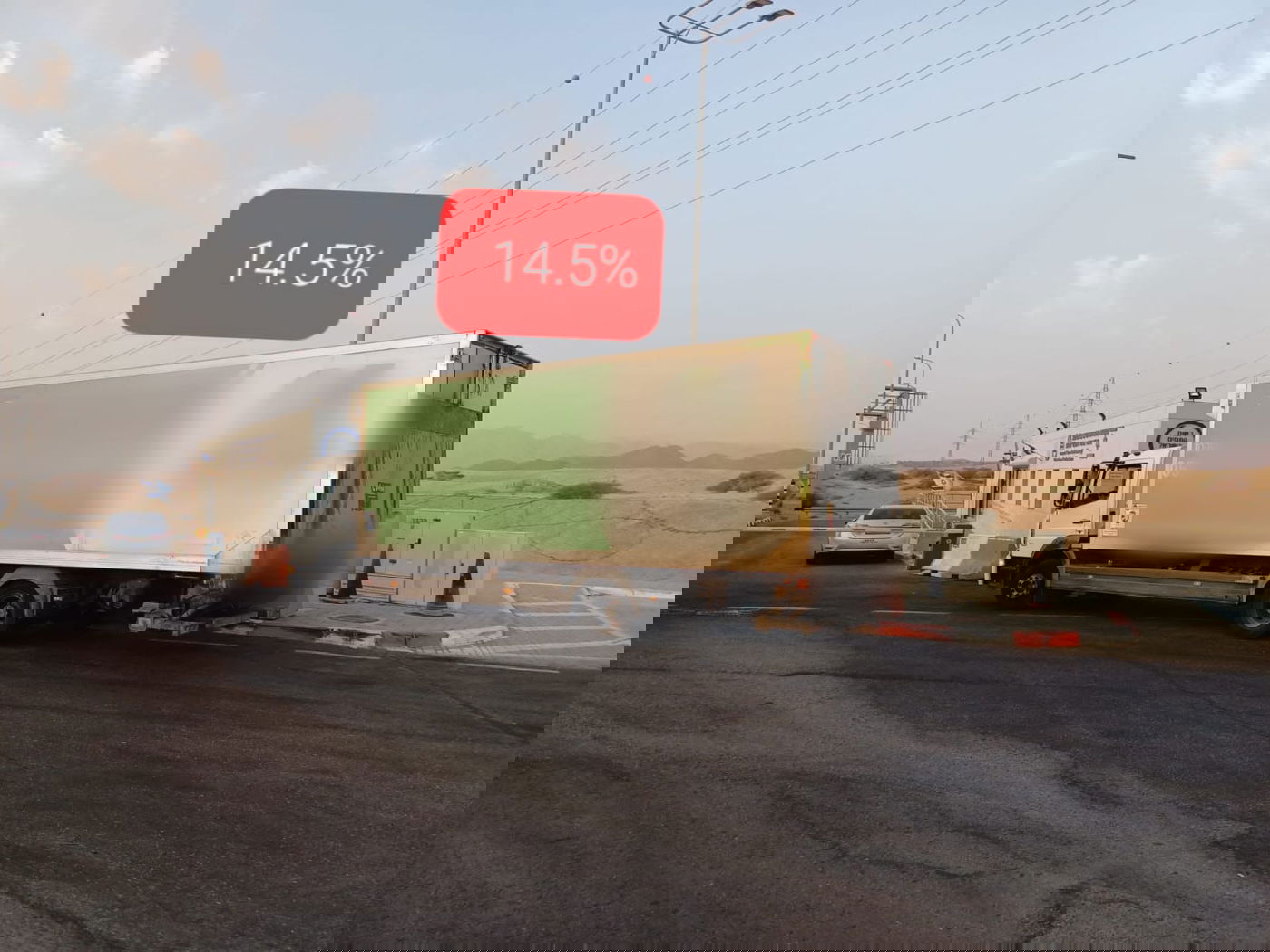 השוטר כרז לנהג משאית - שהיה עסוק בטלפון בנהיגה ולא שמע | צפו