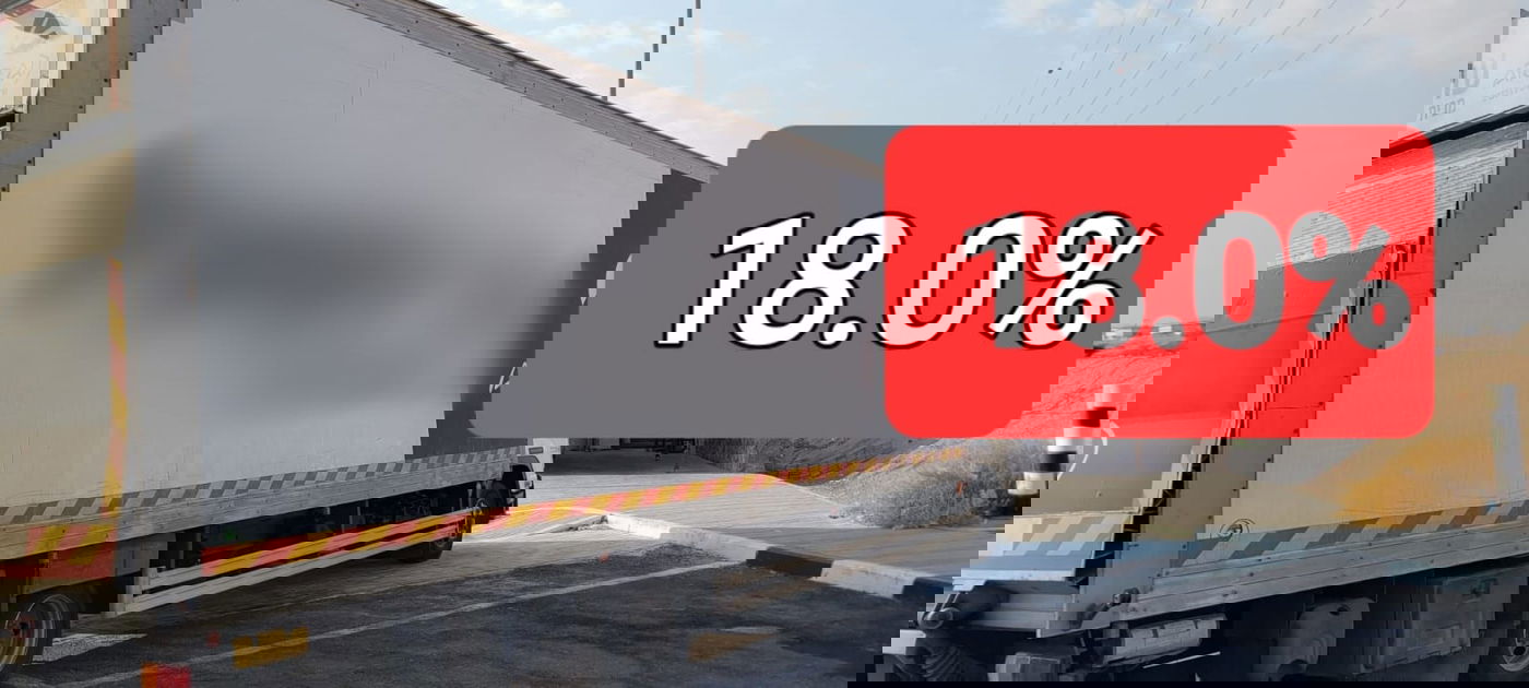 השוטר כרז לנהג משאית - שהיה עסוק בטלפון בנהיגה ולא שמע | צפו