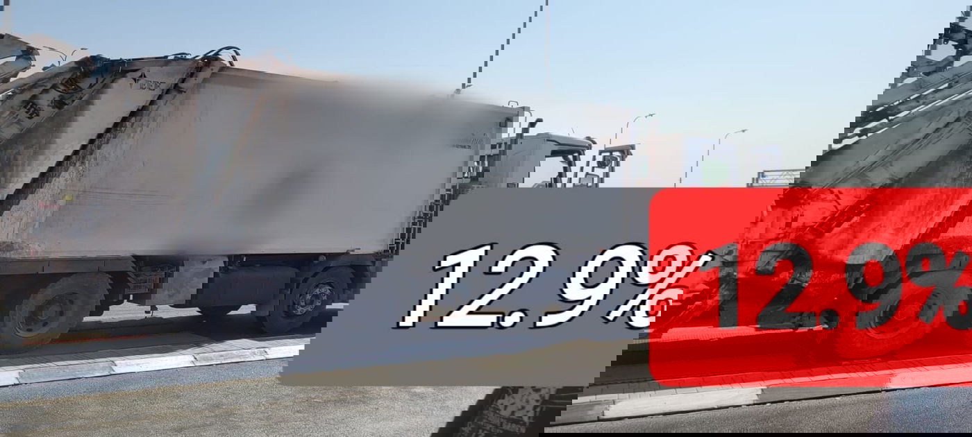 השוטר כרז לנהג משאית - שהיה עסוק בטלפון בנהיגה ולא שמע | צפו