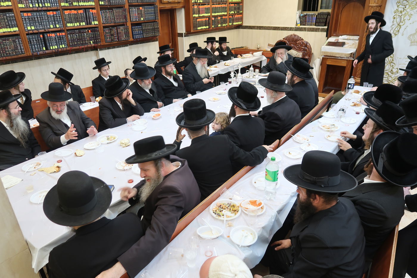 האדמו"ר מקומרנא ארזי הבירה בטיש הילולא לע"נ אביו זצ"ל