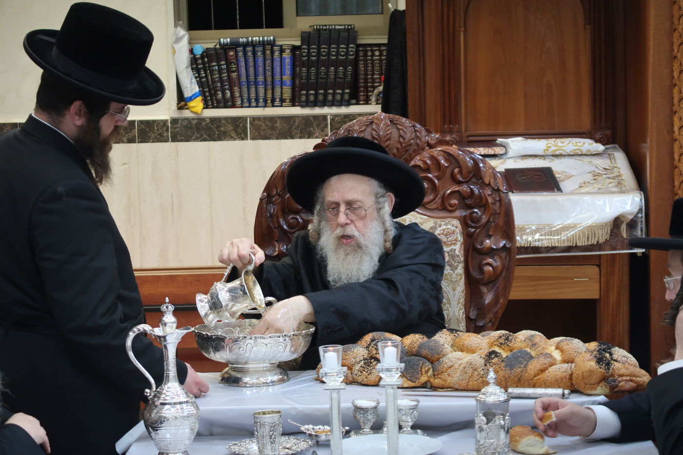 האדמו"ר מקומרנא ארזי הבירה בטיש הילולא לע"נ אביו זצ"ל