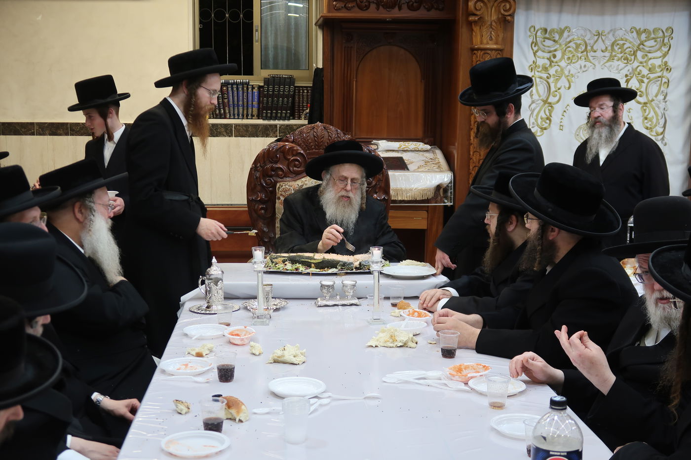 האדמו"ר מקומרנא ארזי הבירה בטיש הילולא לע"נ אביו זצ"ל