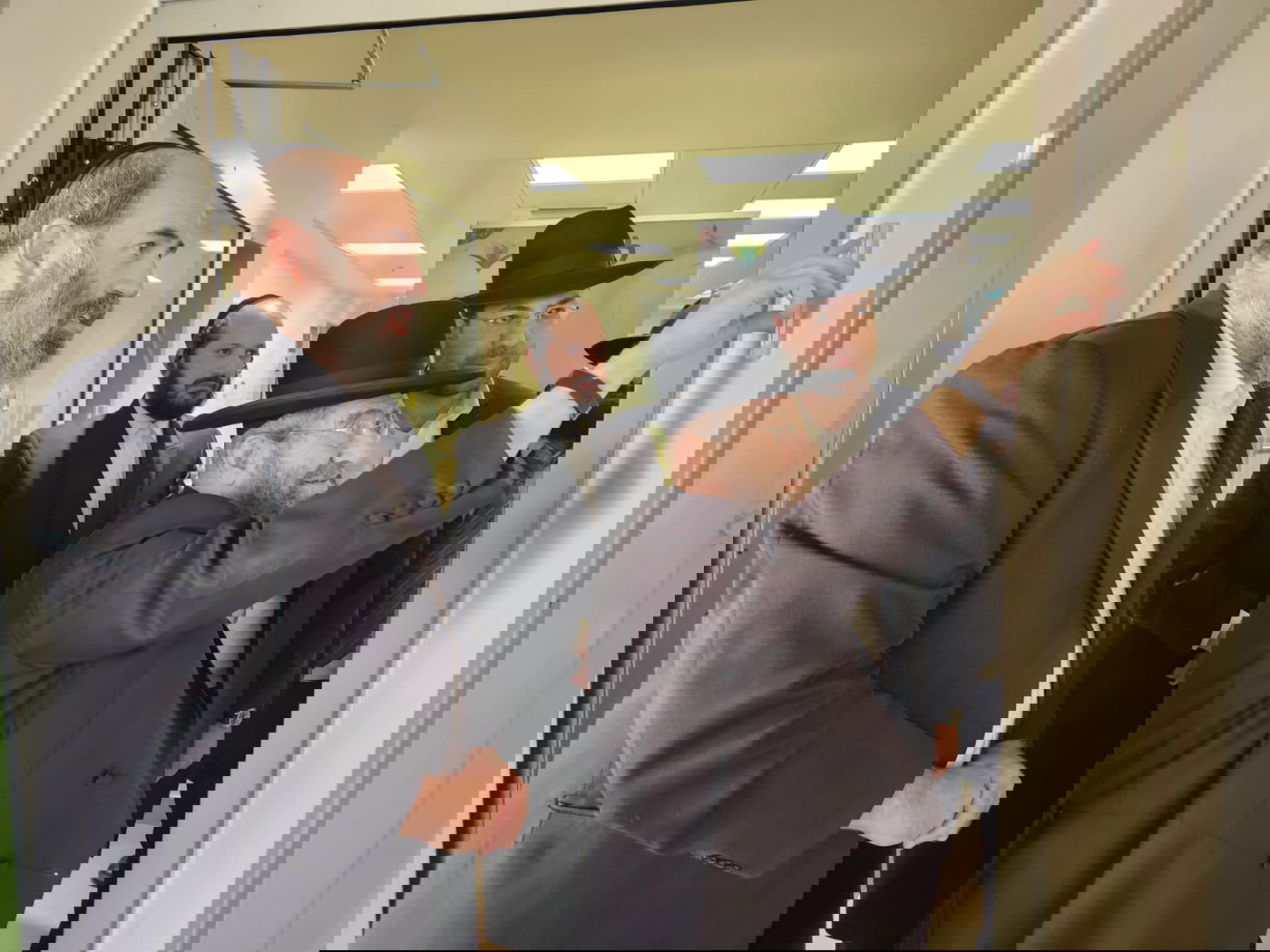 רבני העיר בני ברק בקביעת מזוזה ביחידה להתפתחות הילד בלאומית 