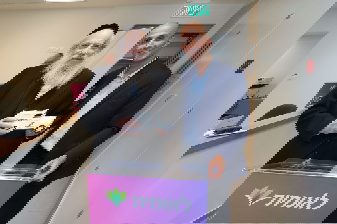 רבני העיר בני ברק בקביעת מזוזה ביחידה להתפתחות הילד בלאומית 