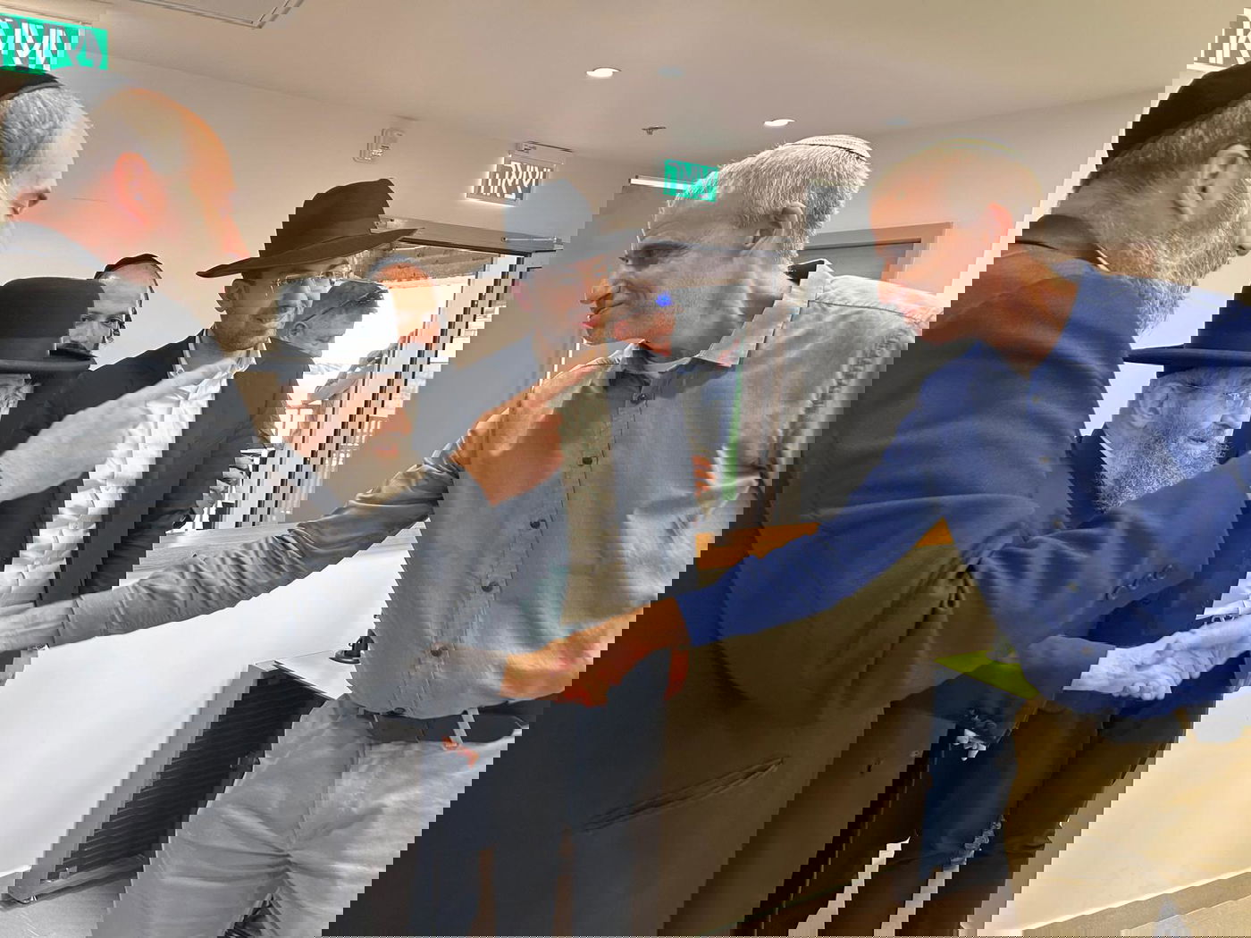 רבני העיר בני ברק בקביעת מזוזה ביחידה להתפתחות הילד בלאומית 