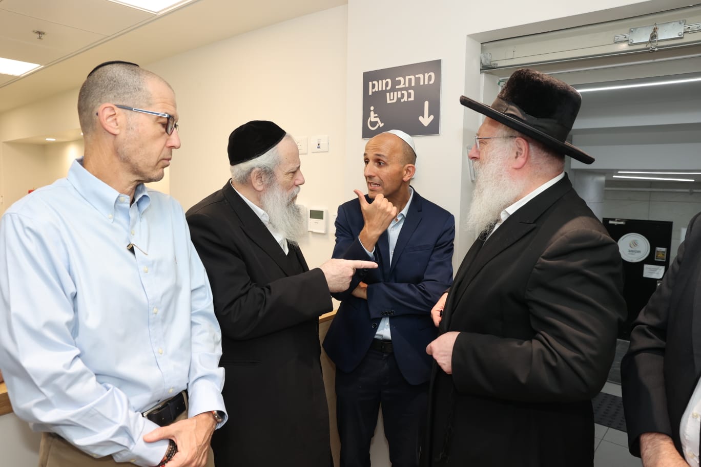 רבני העיר בני ברק בקביעת מזוזה ביחידה להתפתחות הילד בלאומית 