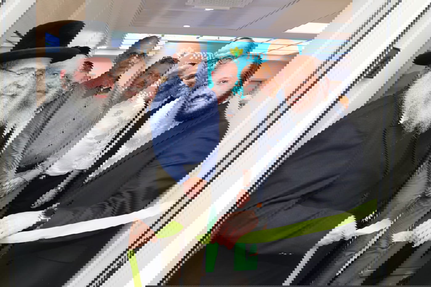 רבני העיר בני ברק בקביעת מזוזה ביחידה להתפתחות הילד בלאומית 