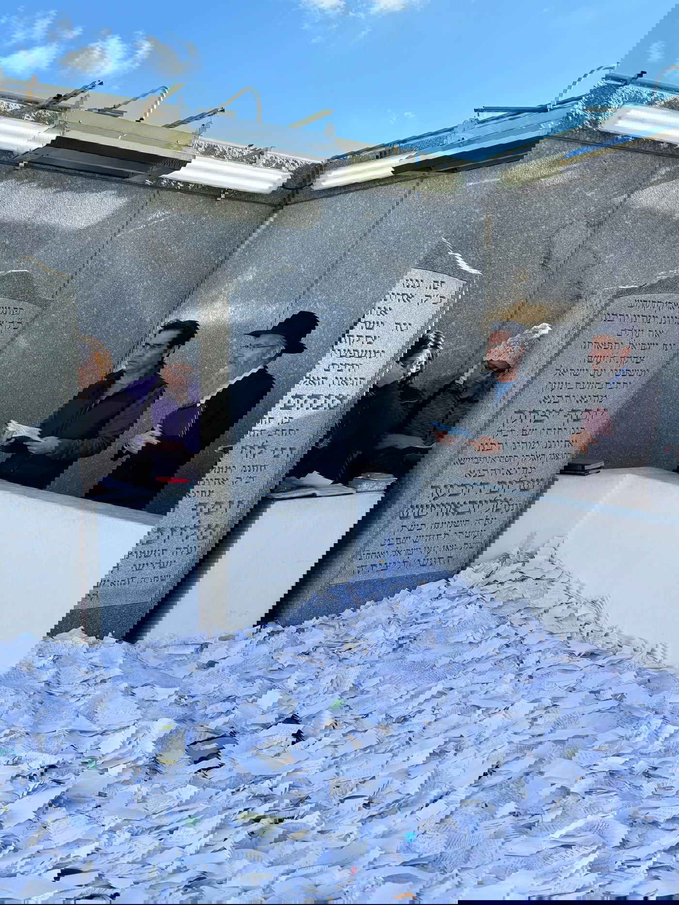 מלווה בפריד: אביב גפן הגיע לתפילה בציון הרבי מליובאוויטש