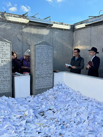 מלווה בפריד: אביב גפן הגיע לתפילה בציון הרבי מליובאוויטש