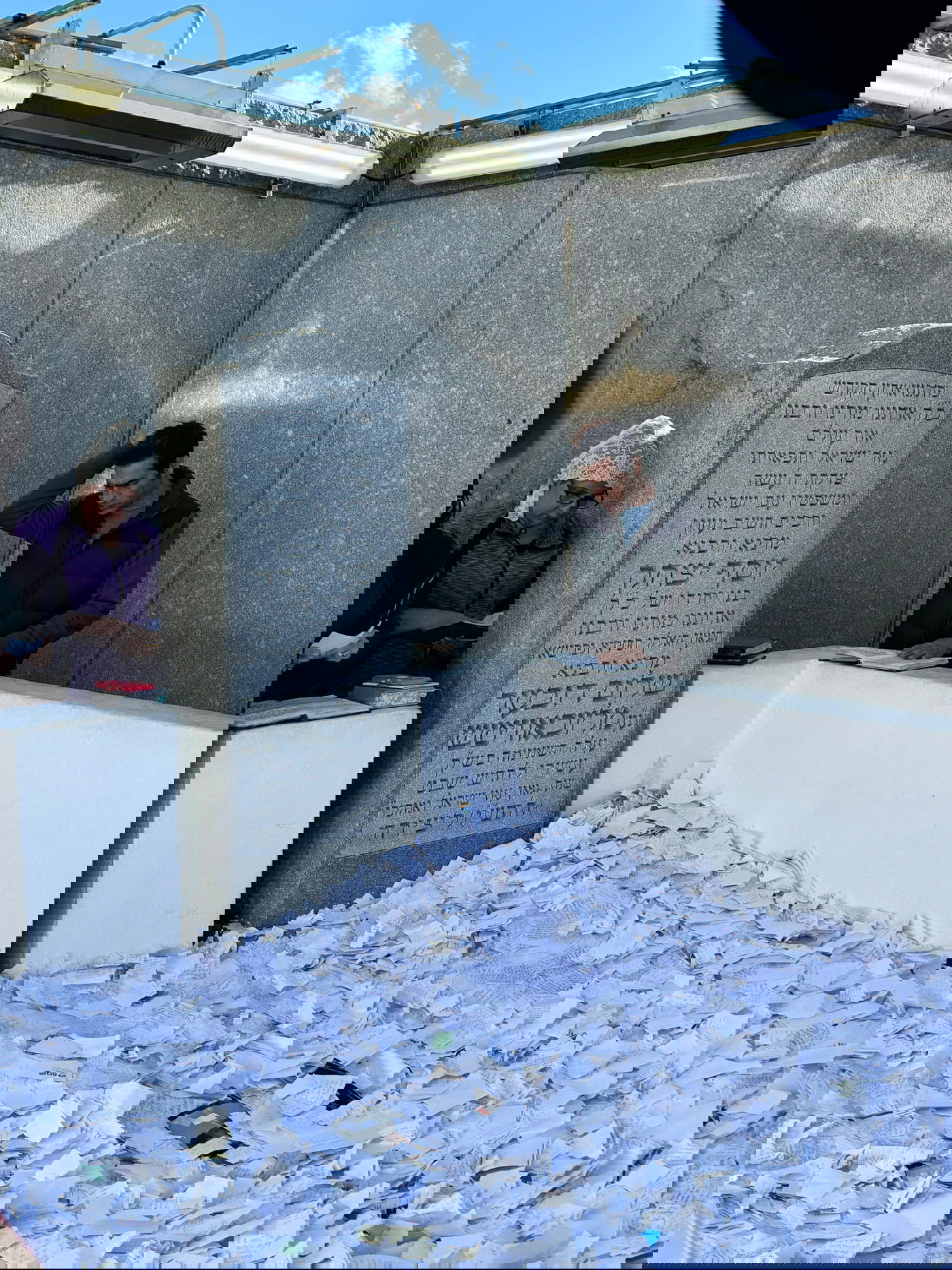 מלווה בפריד: אביב גפן הגיע לתפילה בציון הרבי מליובאוויטש