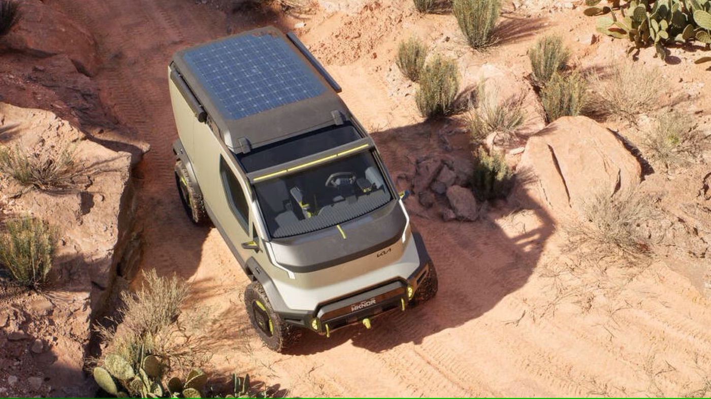 גג עם לוחות סולארים