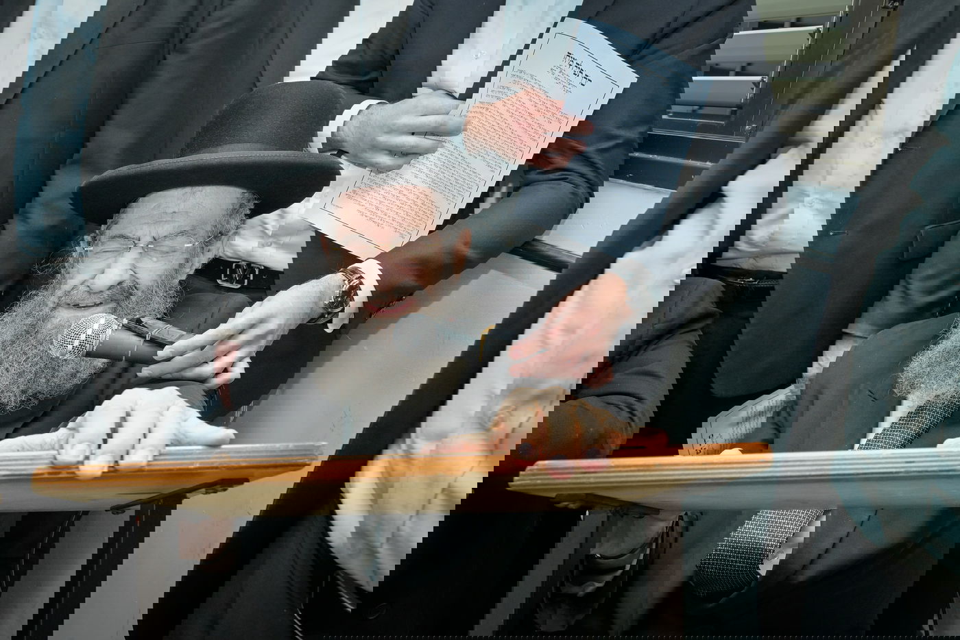 רבבות התכנסו בתפילה | תיעוד ממעמד התפילה במעונו של הגר"ד לנדו