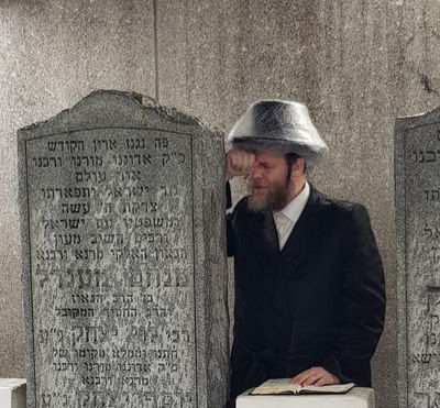 הגה"צ אב"ד ויז'ניץ אלעד בתפילה באוהל אדמור"י חב"ד