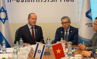 השגריר הוייטאנמי עם שר הכלכלה הישראלי