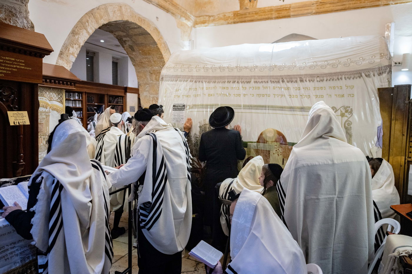 מתפללים בקבר רחל