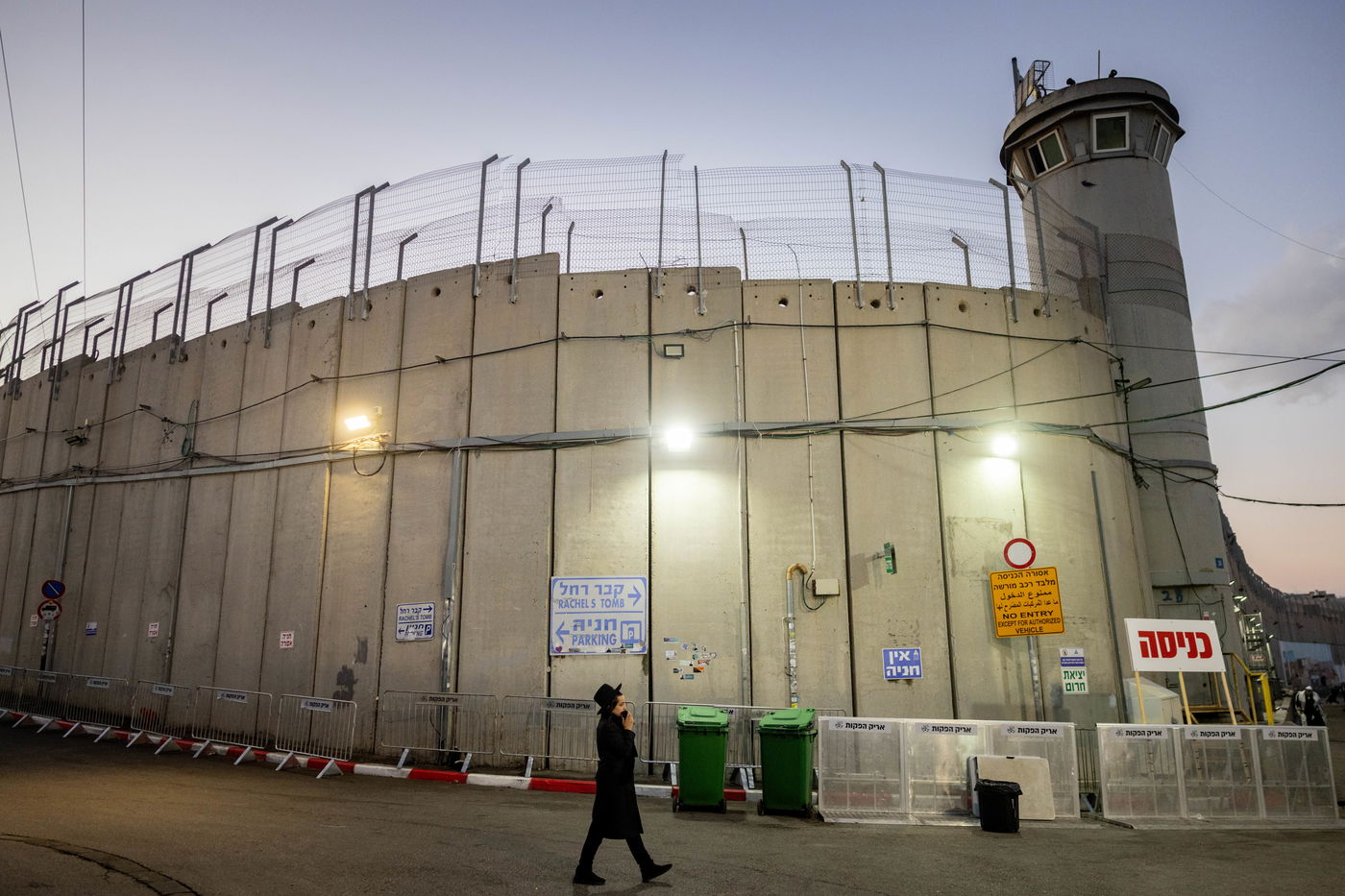 מתפללים בקבר רחל