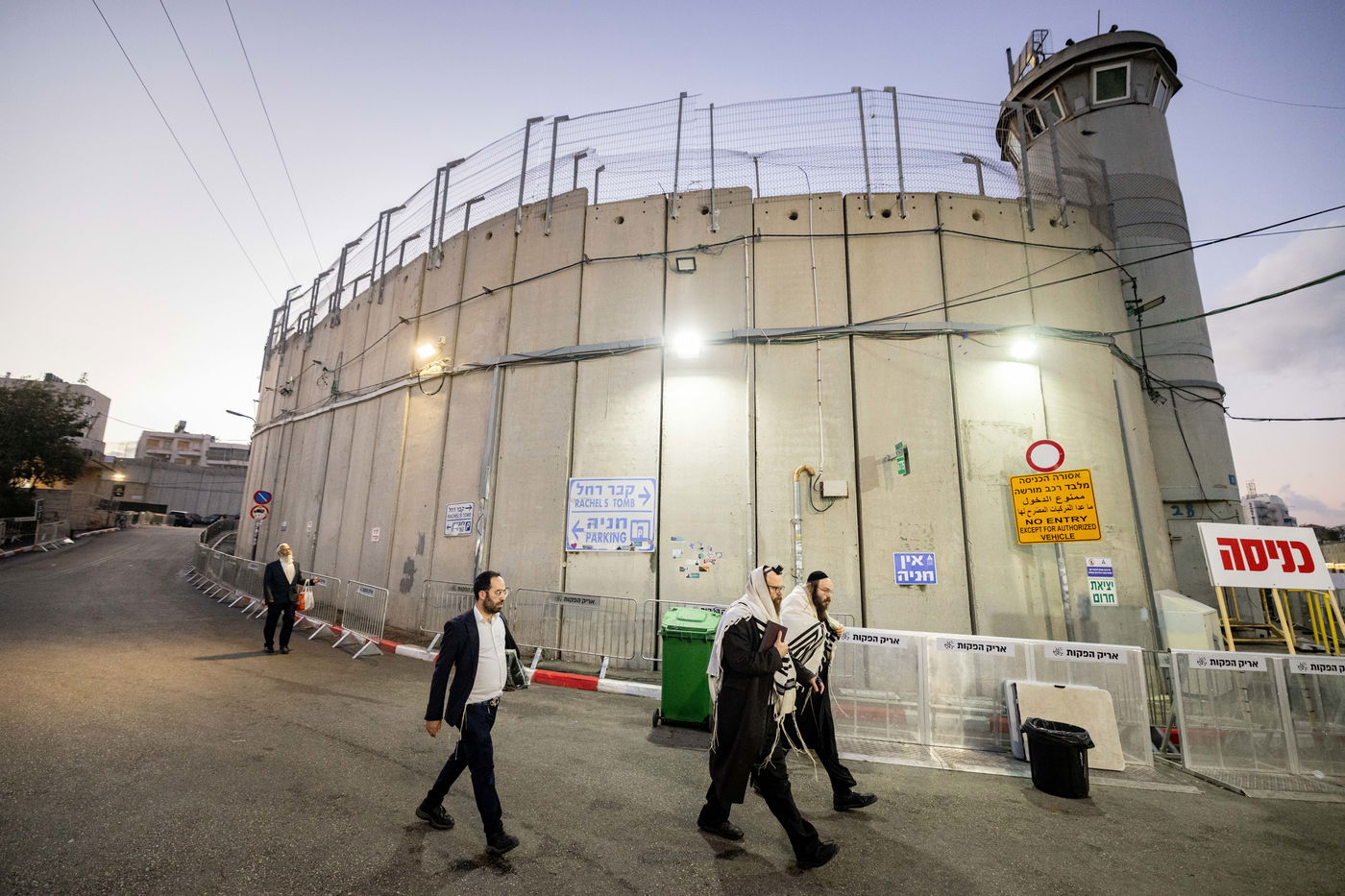 מתפללים בקבר רחל