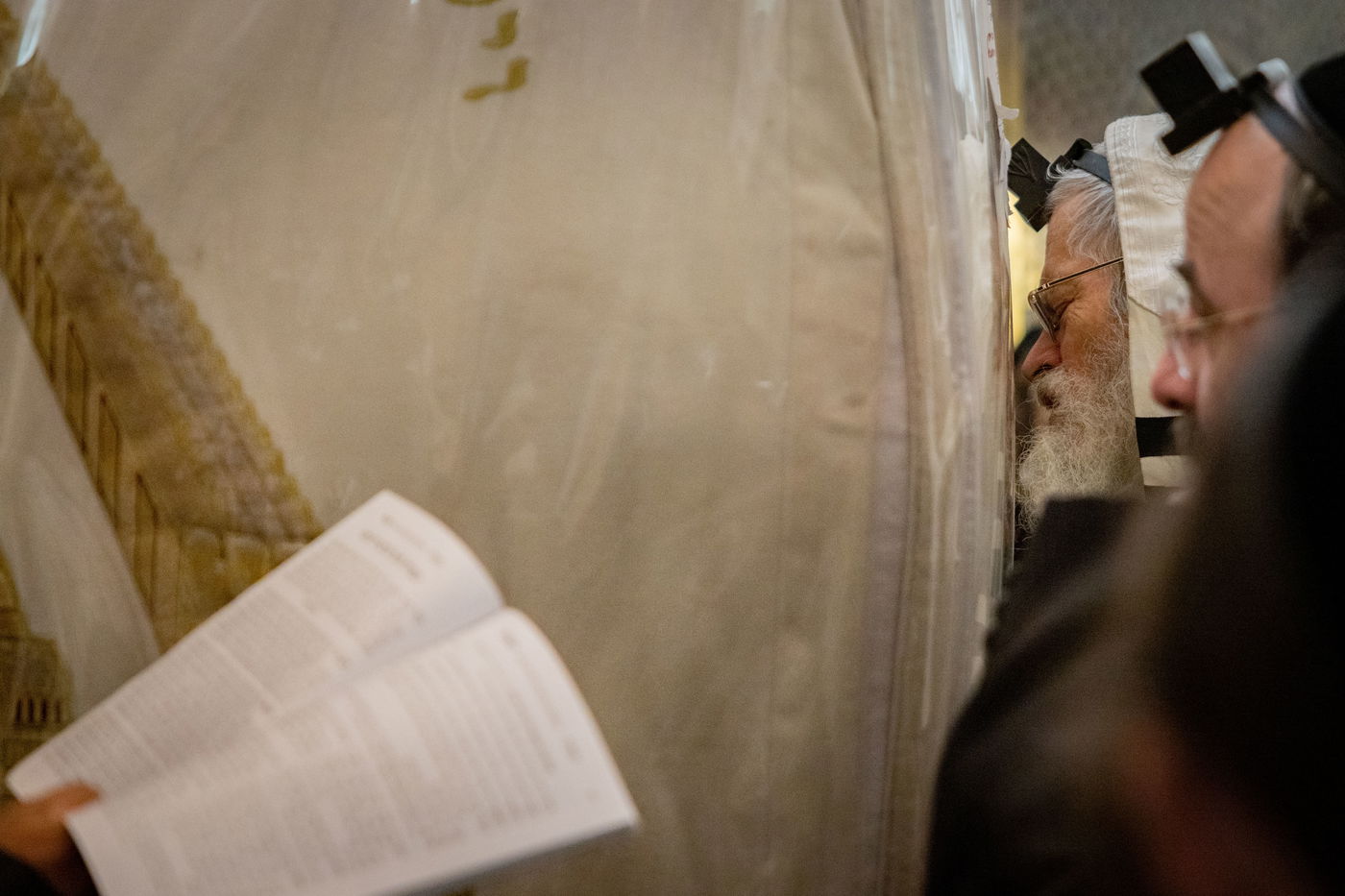 מתפללים בקבר רחל