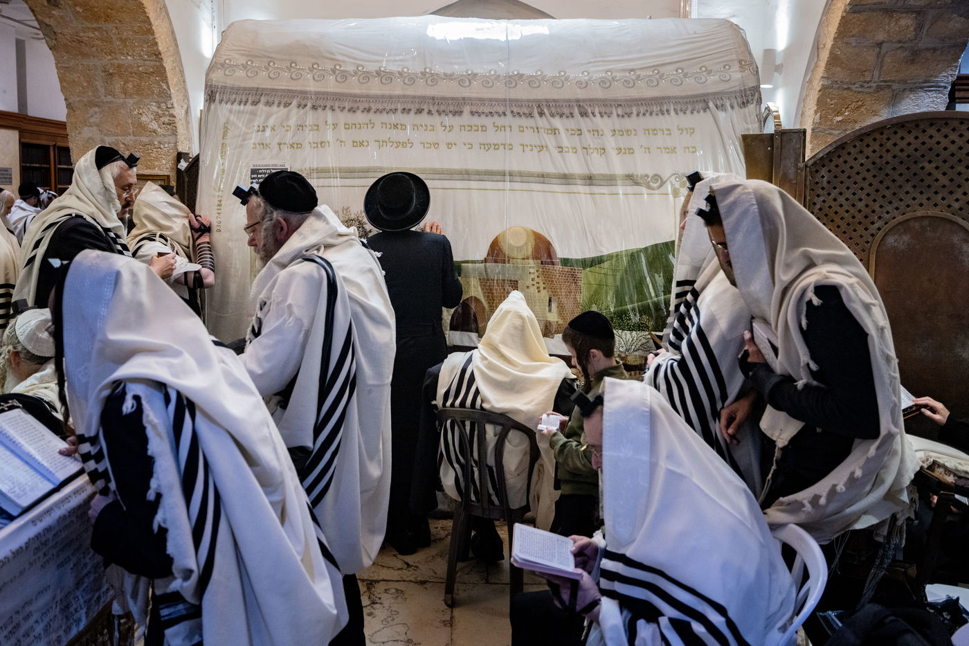 מתפללים בקבר רחל