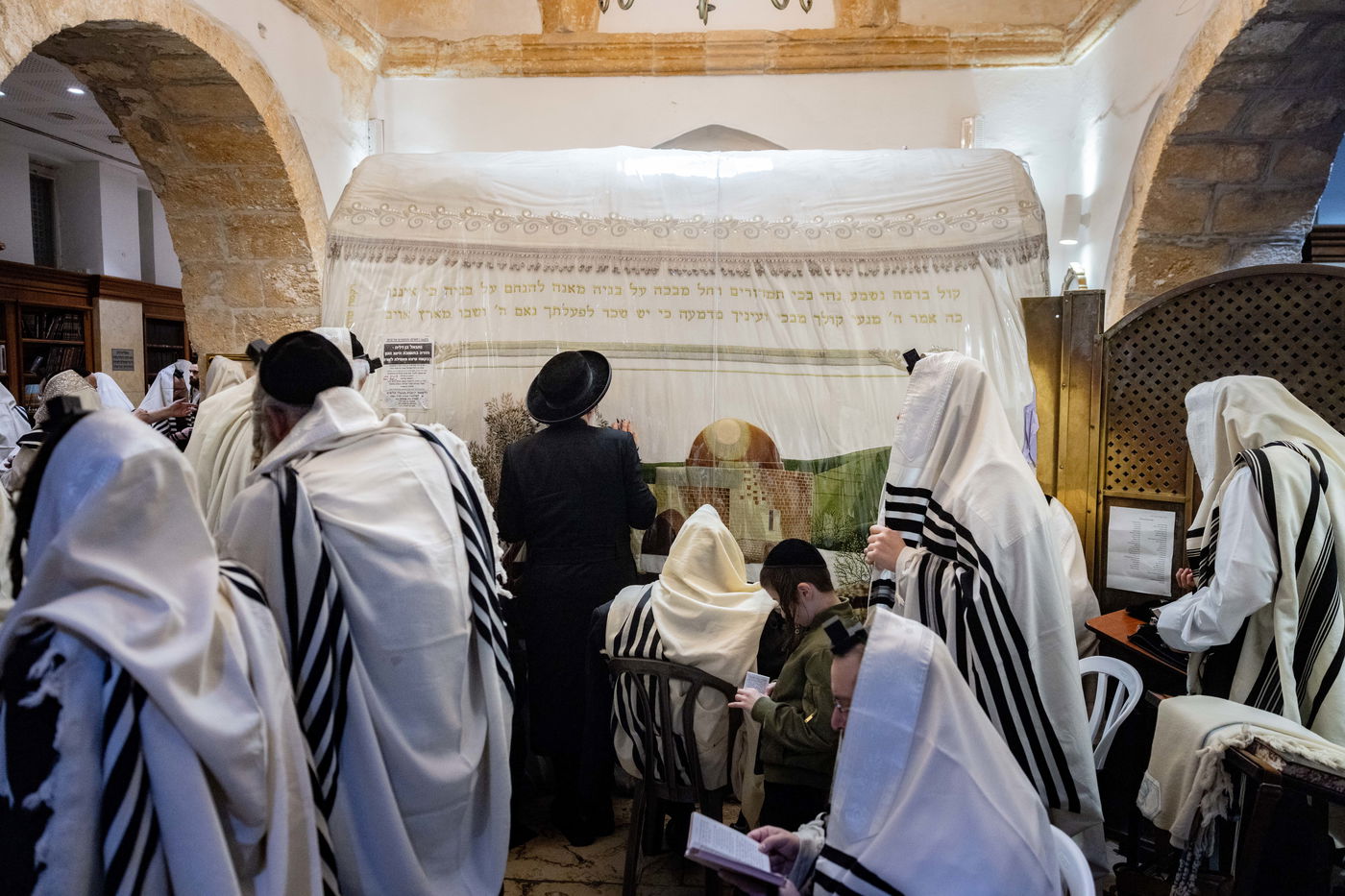 מתפללים בקבר רחל