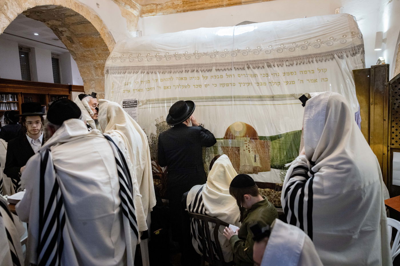 מתפללים בקבר רחל