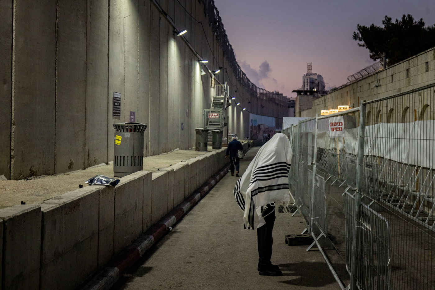 מתפללים בקבר רחל