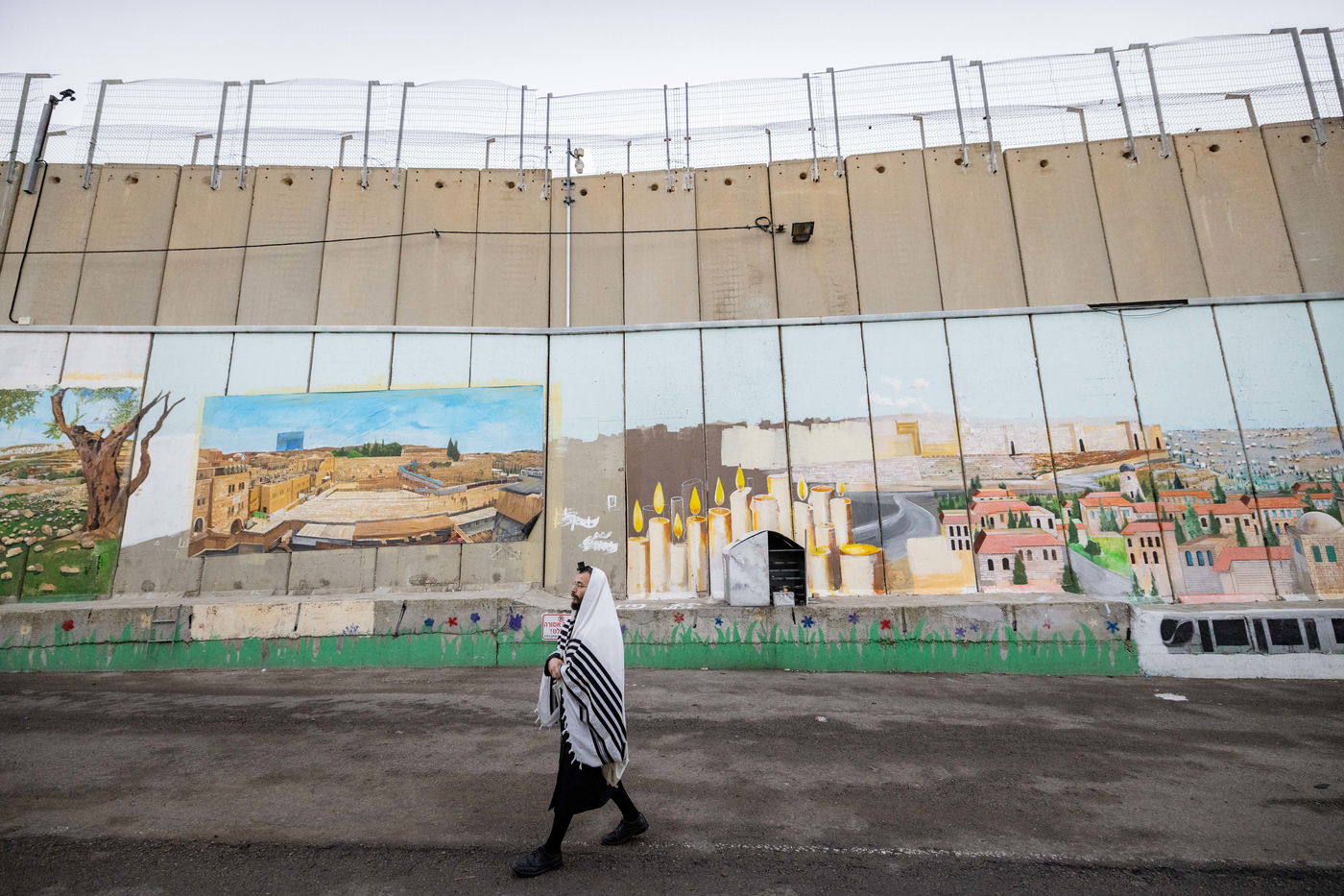 מתפללים בקבר רחל