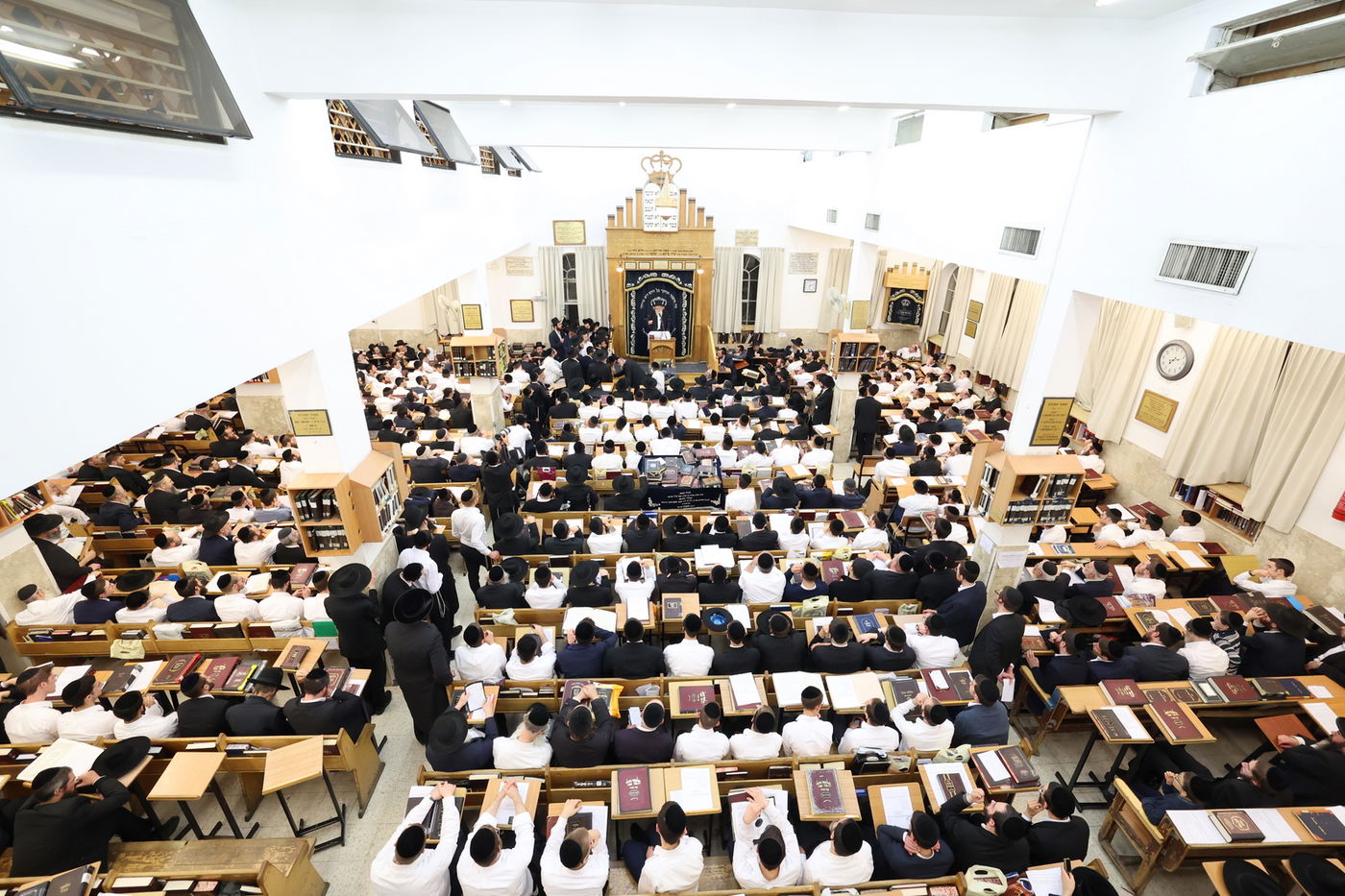 מעמד התפילה בישיבת מיר