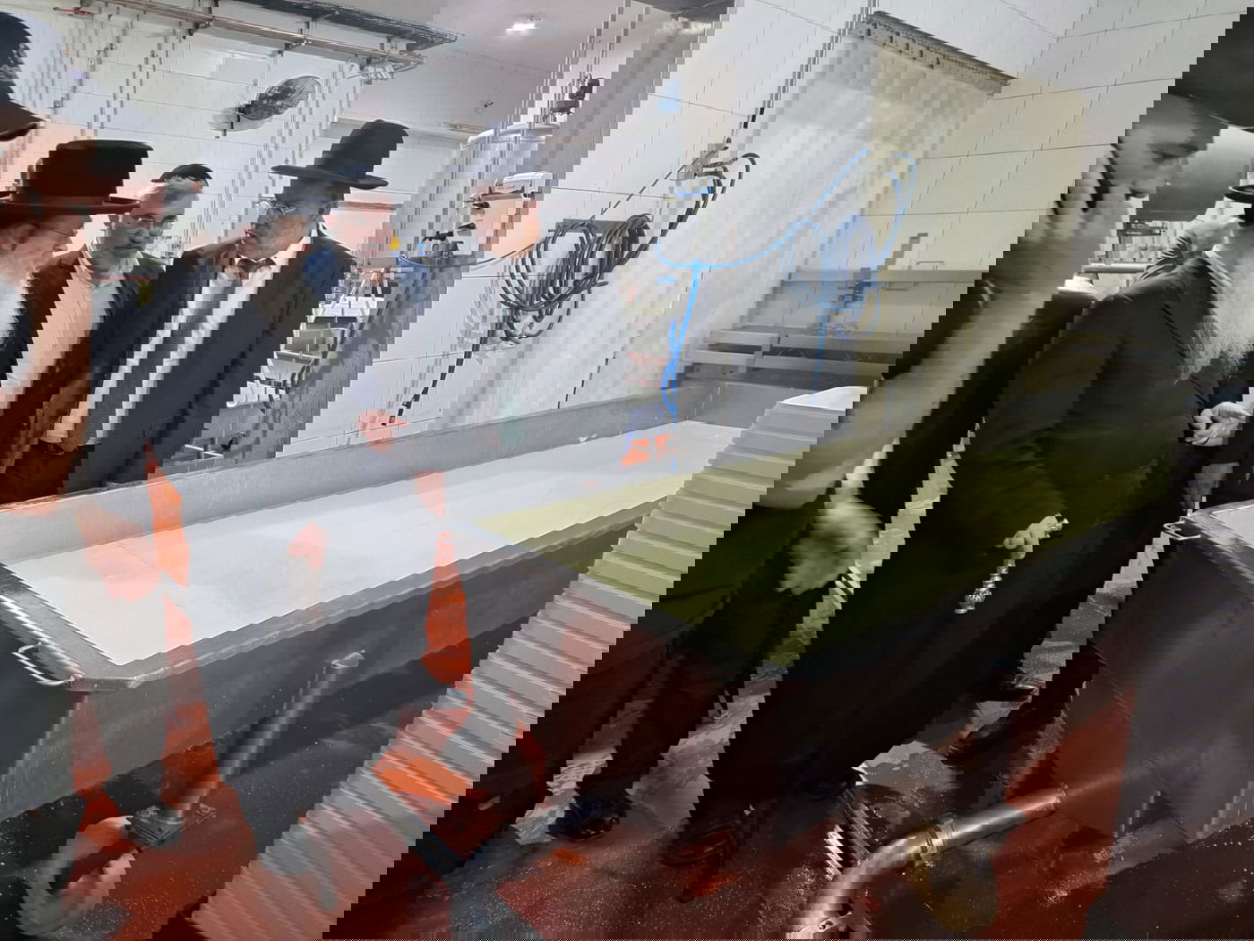 הנהלת הבדץ עם הרב מאיר סעקאת ראש מערך הכשרות בהוד השרוןבסיור במפעל לייצור חלב