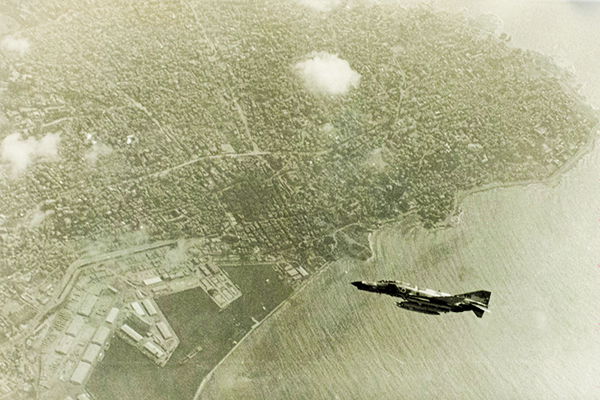 מטוס F-4 פנטום על רקע העיר ביירות במהלך מצע ערצב 19