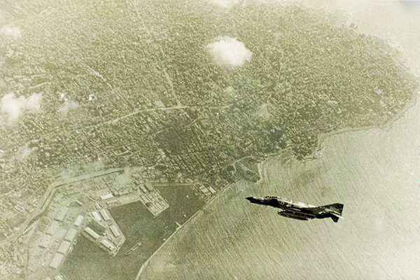 מטוס F-4 פנטום על רקע העיר ביירות במהלך מצע ערצב 19