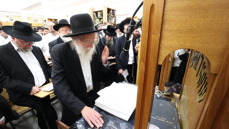 מעמד התפילה בישיבת מיר