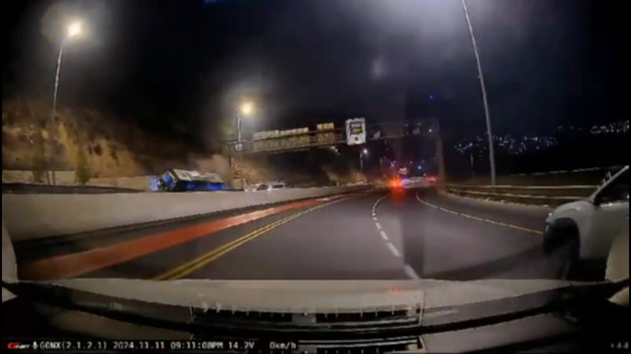 תיעוד ההתהפכות מהצד השני של הכביש