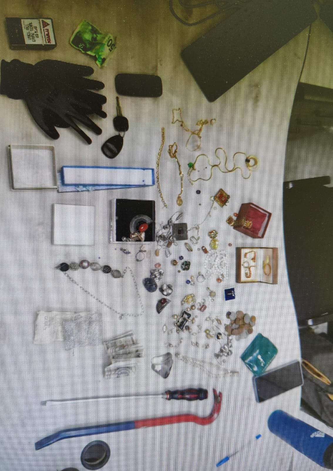 הרכוש וכלי הפריצה