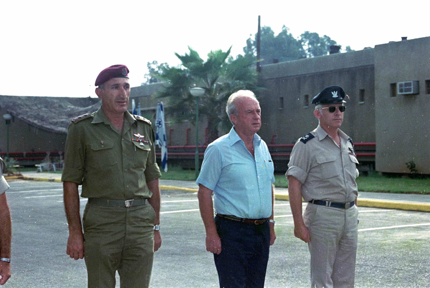 שר הבטחון יצחק רבין מבקר בבסיס חיל האויר 8. מימין לשמאל: מפקד חיל האויר האלוף עמוס לפידות, שר הבטחון יצחק רבין, הרמטכ"ל רא"ל משה לוי, תא"ל יפתח ספקטור