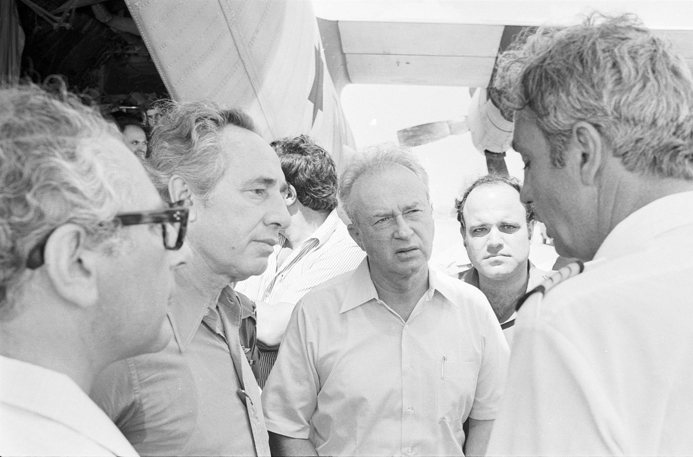 ראש הממשלה יצחק רבין ושר הבטחון שמעון פרס מקבלים את פני קברניט מטוס אייר-פרנס, שמחבלים מהחזית העממית - פלג ודיע חדאד, חטפו לאנטבה שבאוגנדה. לצידו הימני של יצחק רבין - אילן תהילה